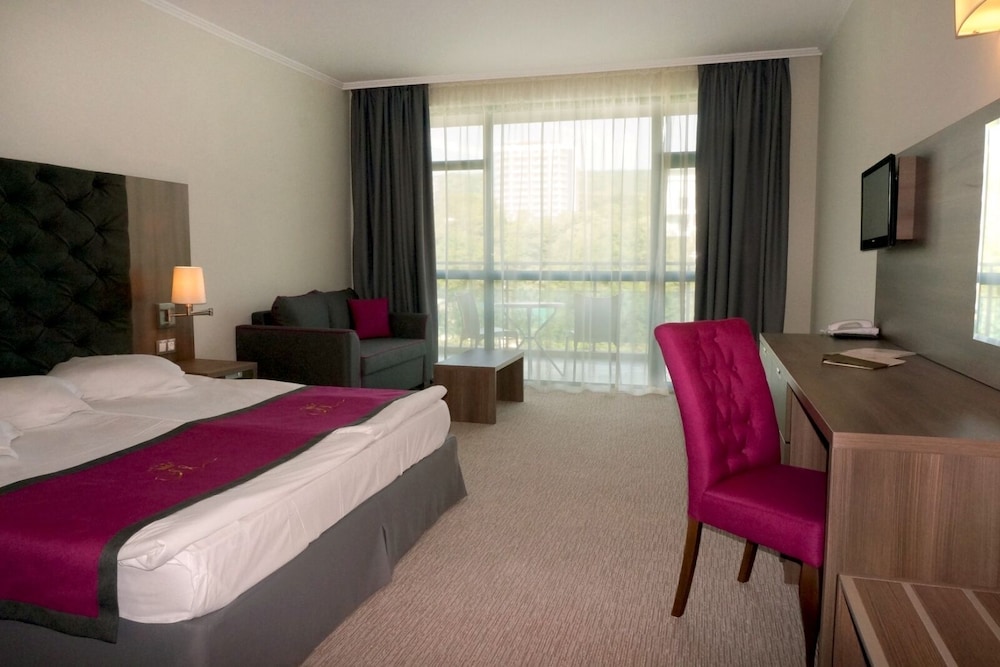 ROOM, DOUBLE OR TWIN BED, PARK VIEW