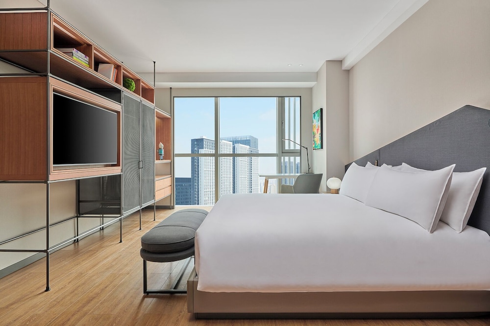 Habitat, Suite, Queen Bed