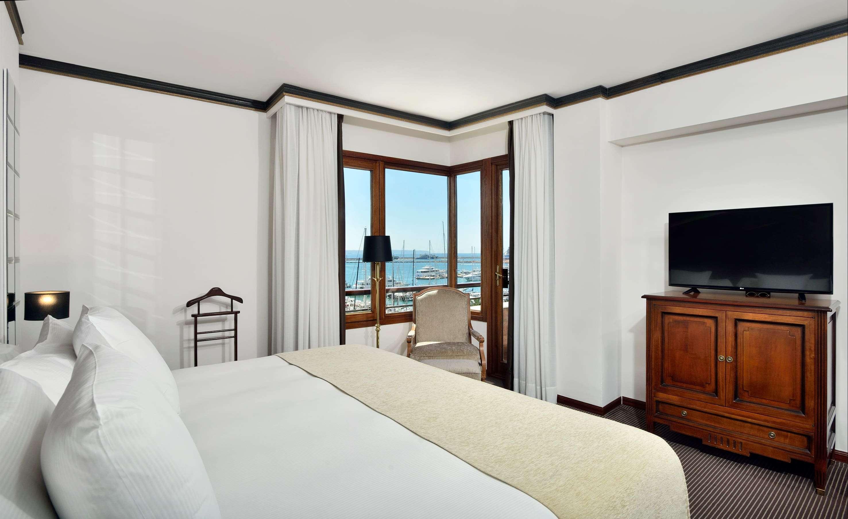 Red Level, Suite, Sea and Cathedral View