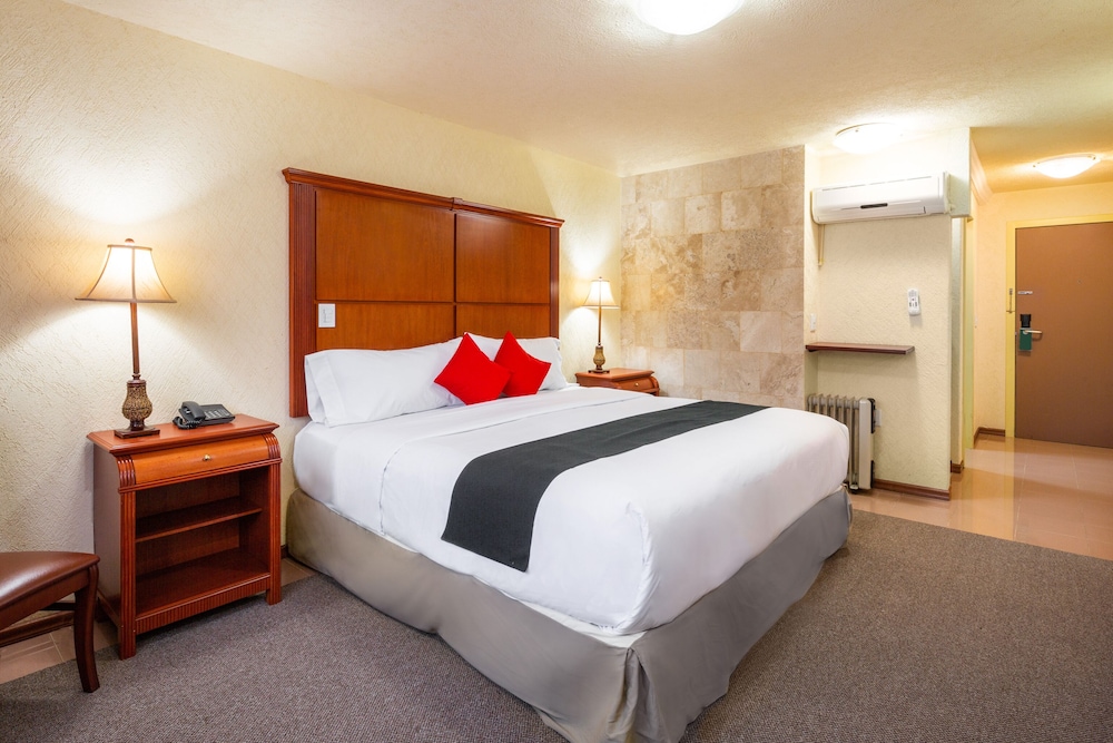 Howard Johnson by Wyndham Toluca 24/49