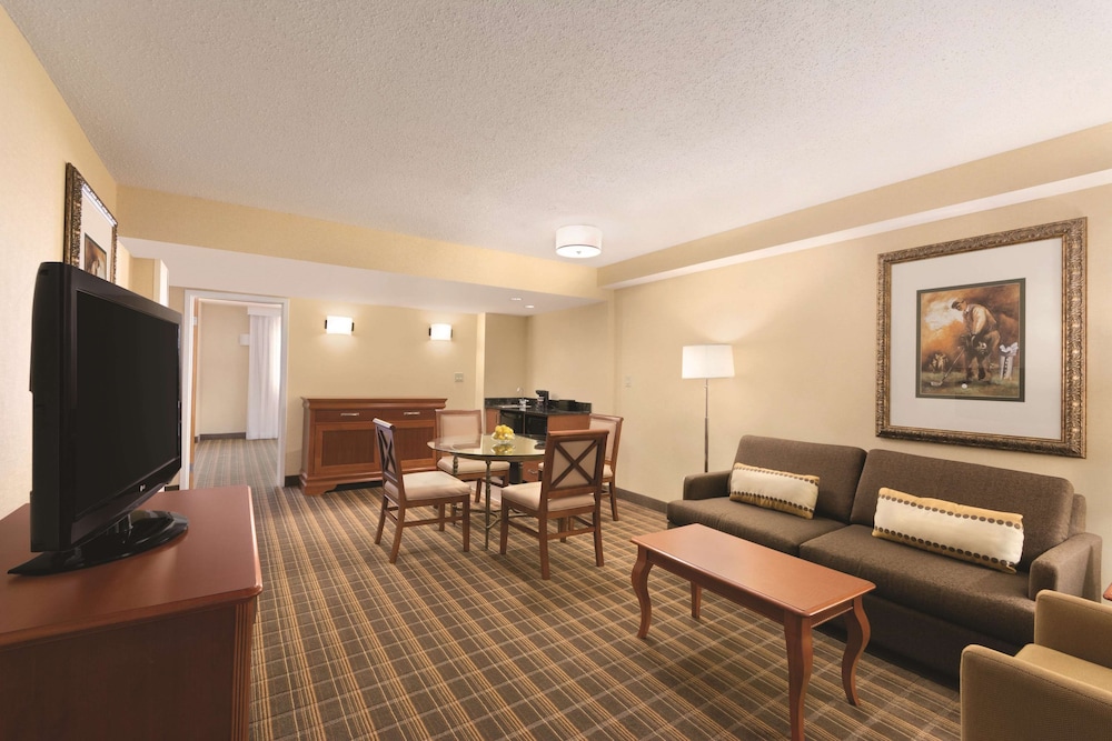 Embassy Suites Greenville Golf Resort Conference Center 18/38