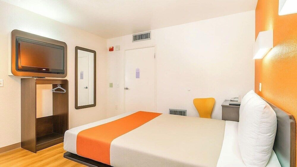 DELUXE, QUEEN BED