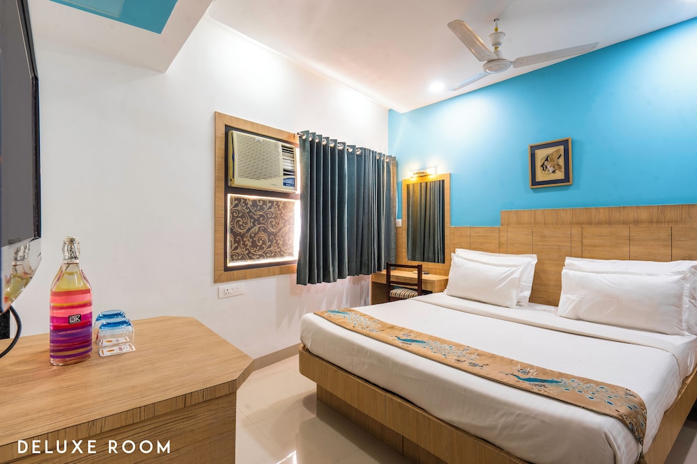 DELUXE, DOUBLE OR TWIN BED