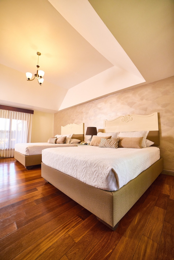 DELUXE, 2 QUEEN BEDS