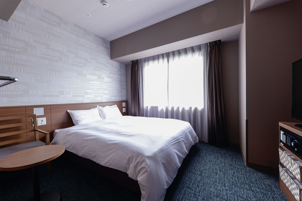 ROOM, QUEEN BED
