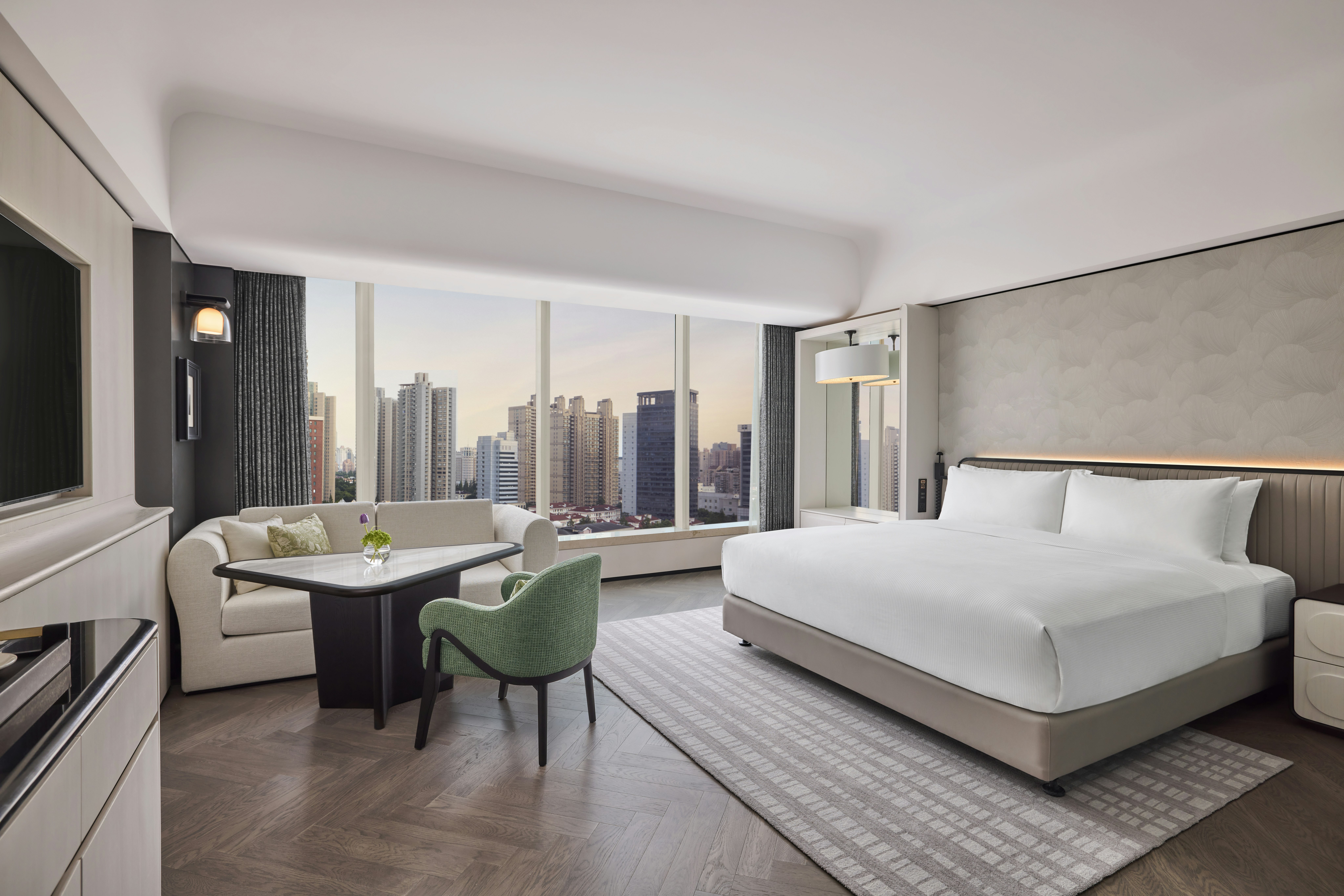 DELUXE, KING BED