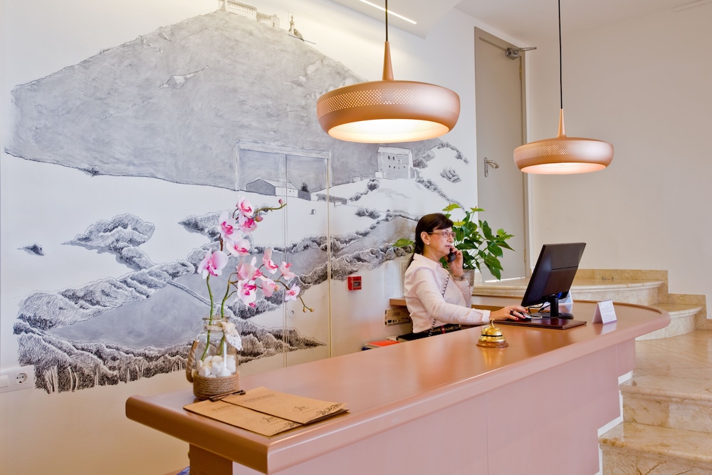 Hotel Jeni Restaurant 5/38