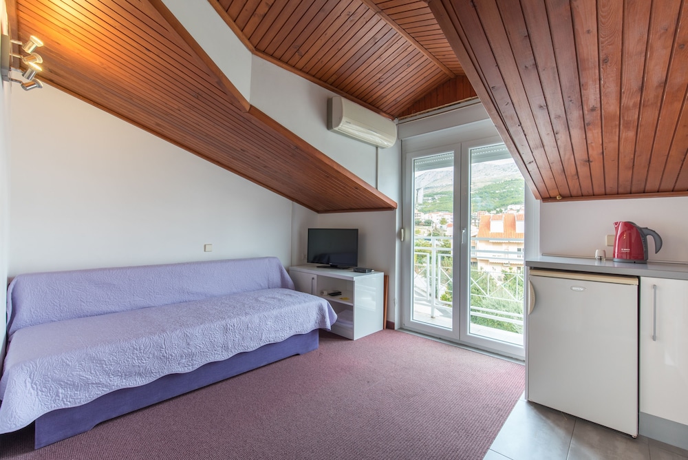 Beachfront Villa Mediteran 6/50