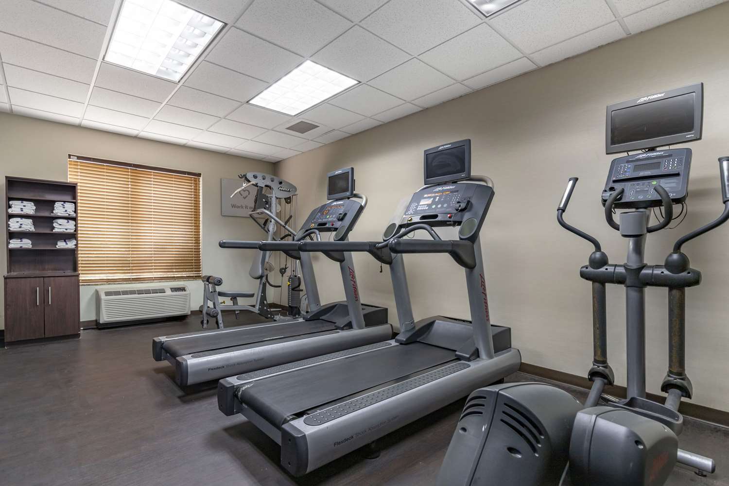 Comfort Suites Medical Center Near Six Flags 24/44