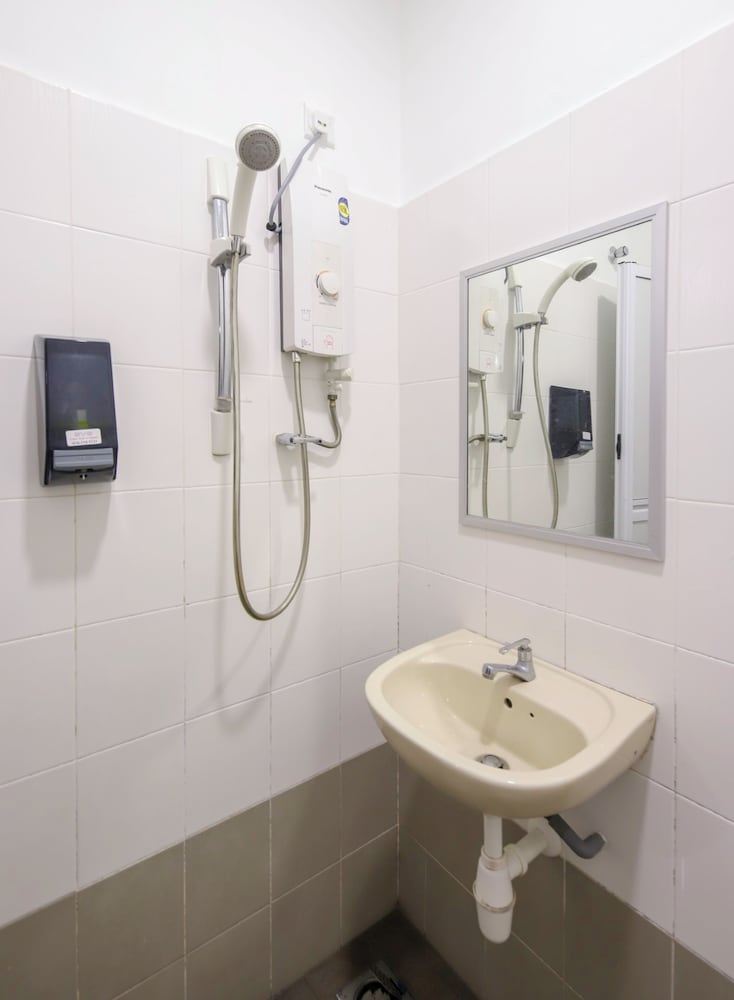 OYO 89497 Dream Nur Hotel 32/32