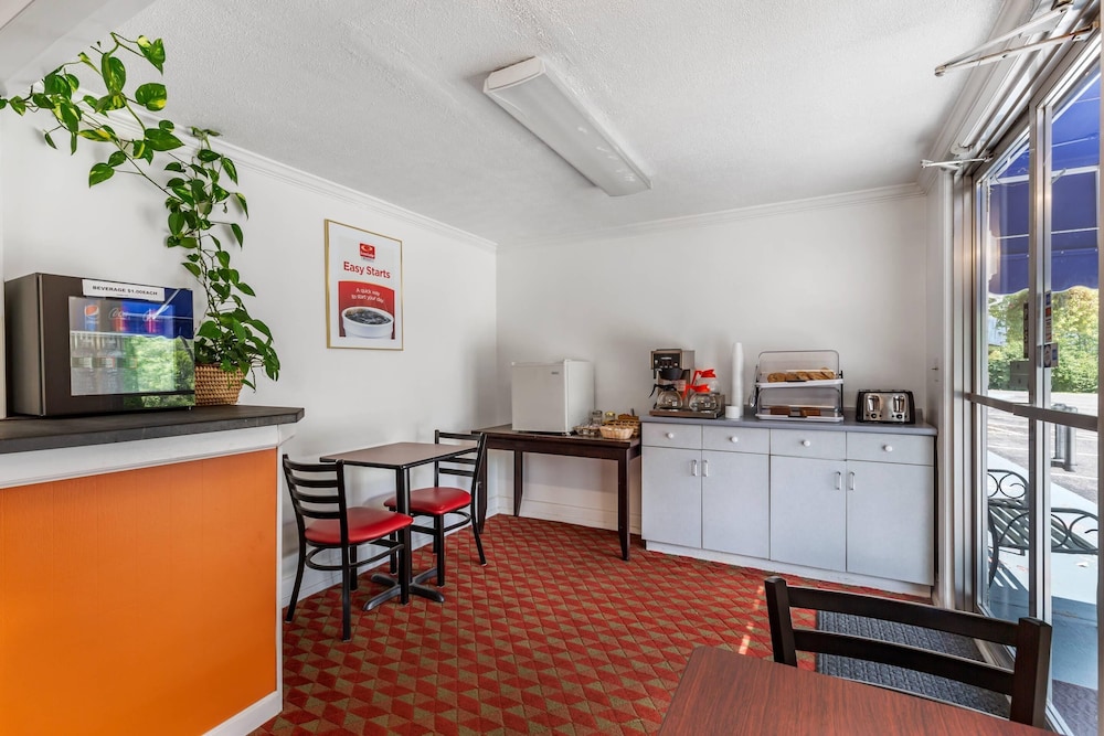 Econo Lodge Lee - Great Barrington 47/65