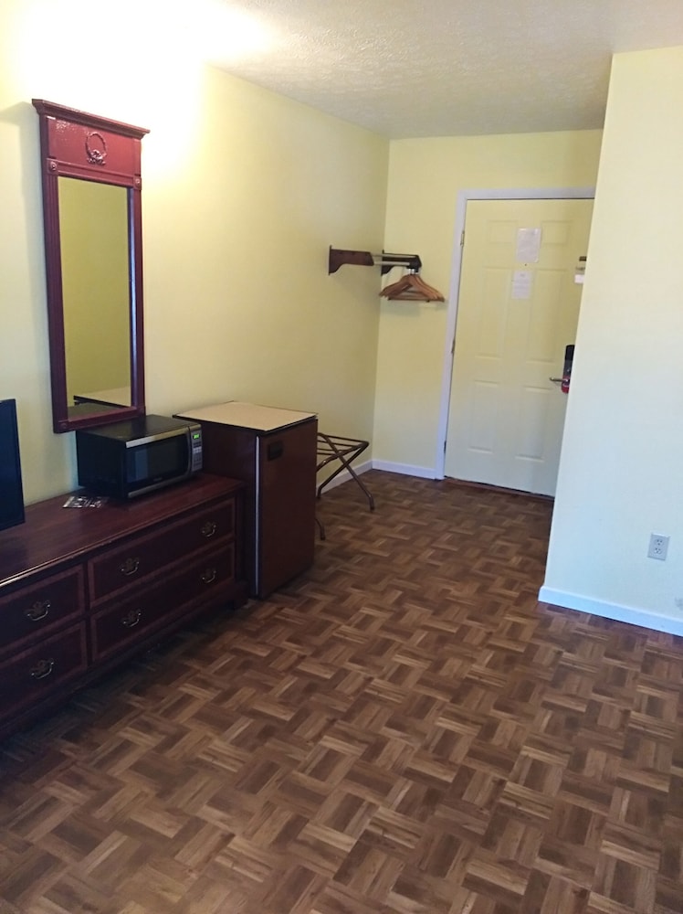 Econo Lodge Hornell 21/41