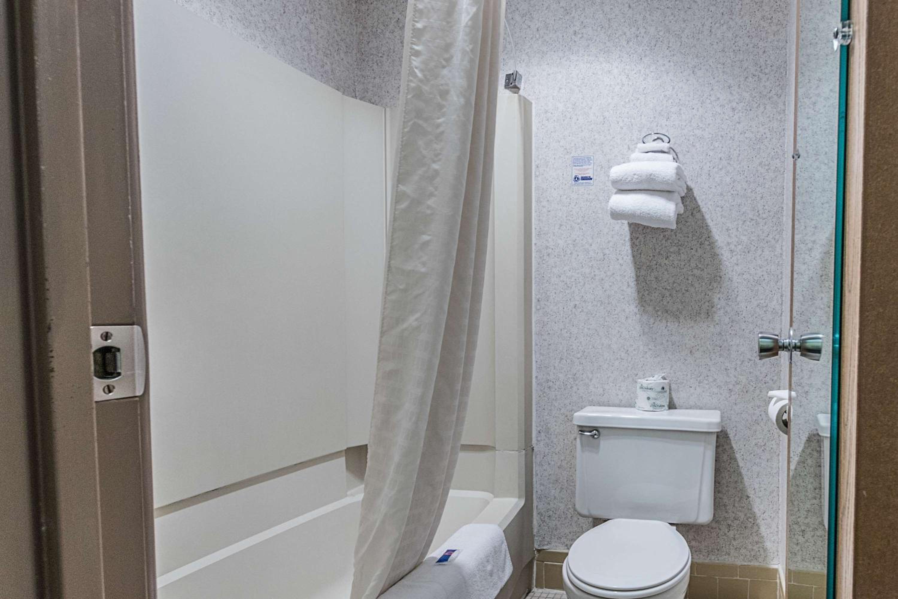 Room, Quadruple, Days Inn by Wyndham La Crosse 10/10