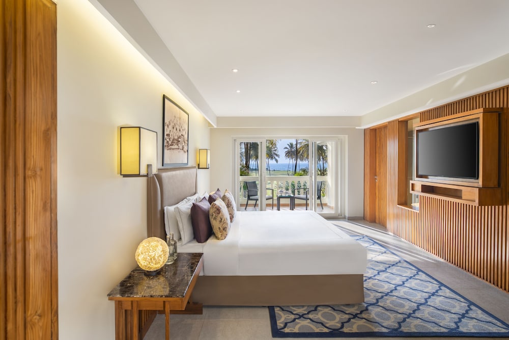 جناح جونيور بسرير كينج بإطلالة على البحر بمنطقة جلوس، Taj Exotica Resort Spa Goa 3/9