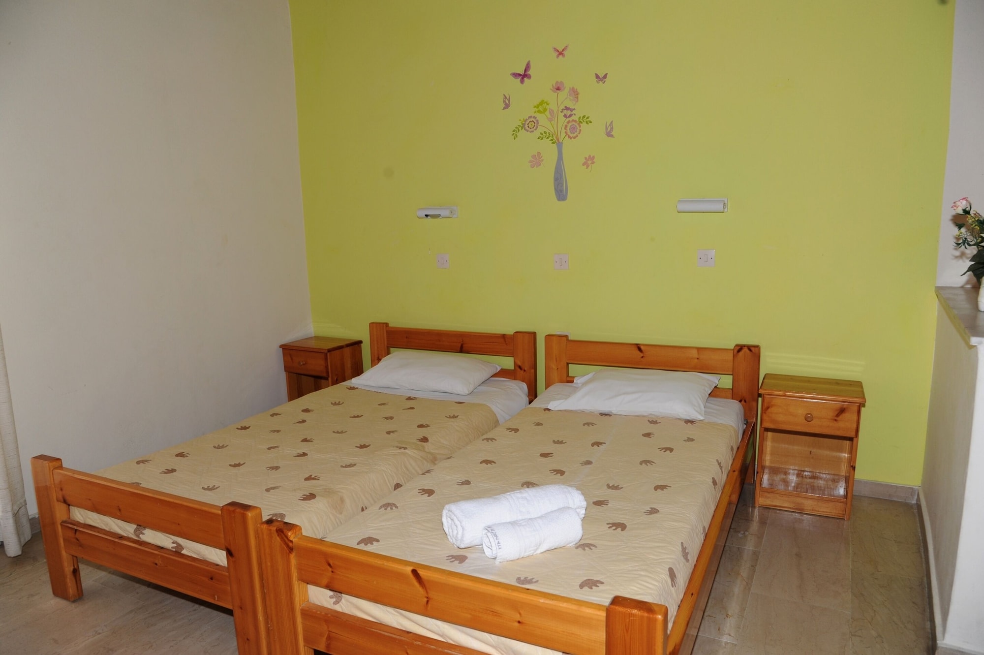 Studio, Twin Beds