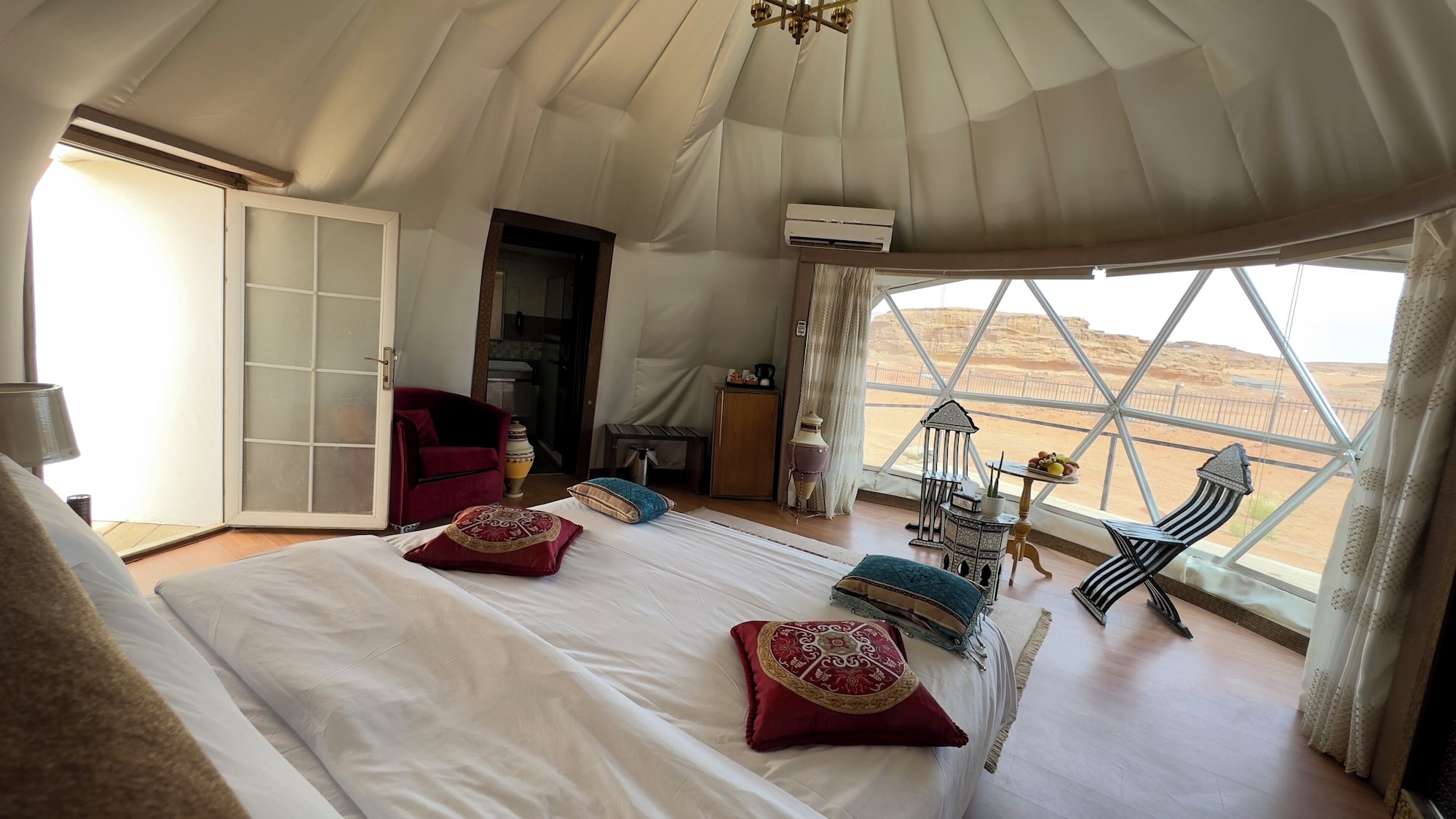 1 Bedroom, Luxury, Tent, Mountain Side, Mountain View، Wadi Rum Mazayen Camp 3/10