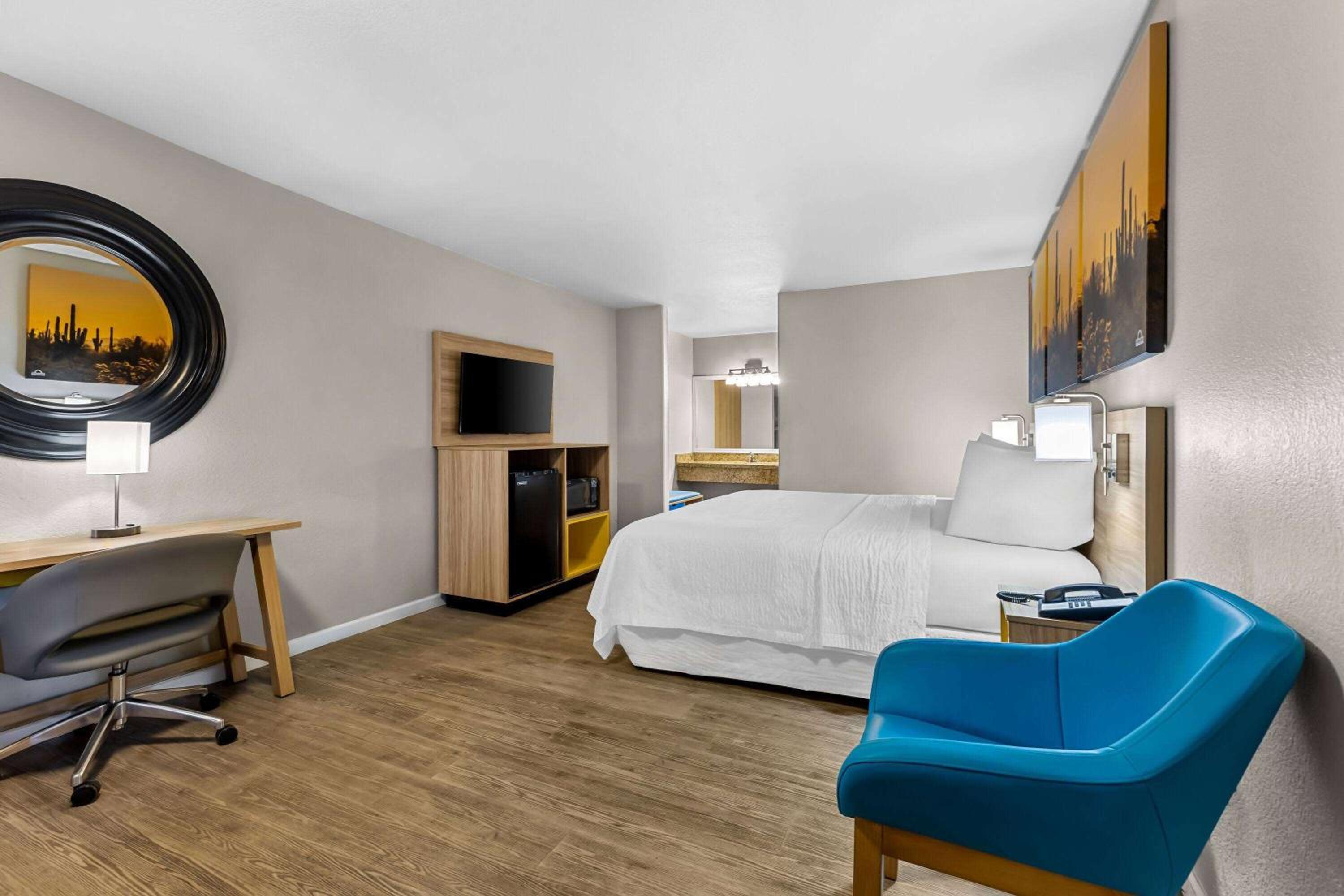 غرفة بسرير كينج للمدخنين، Days Inn by Wyndham Buckeye 4/6
