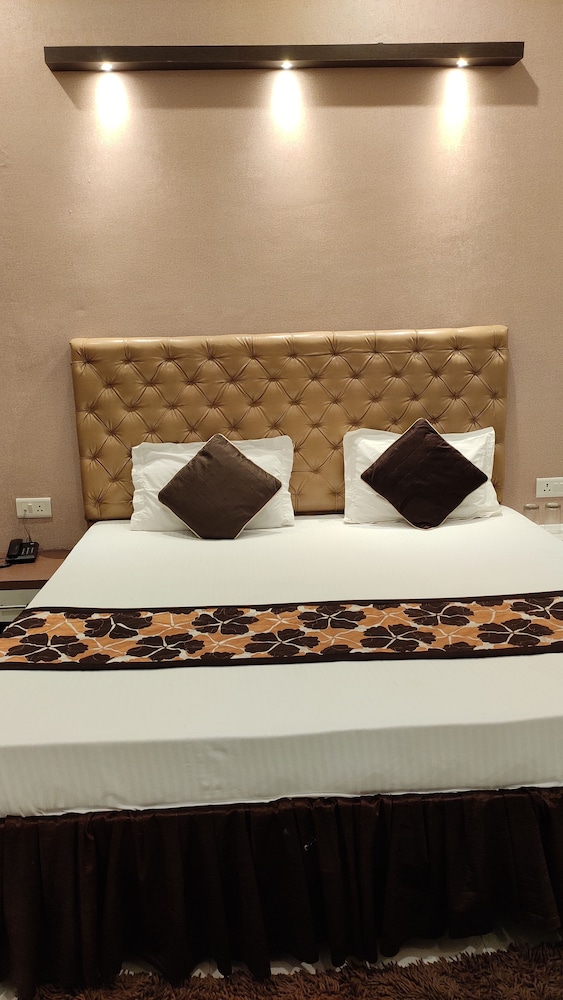 Hotel Maple Delite 12/18