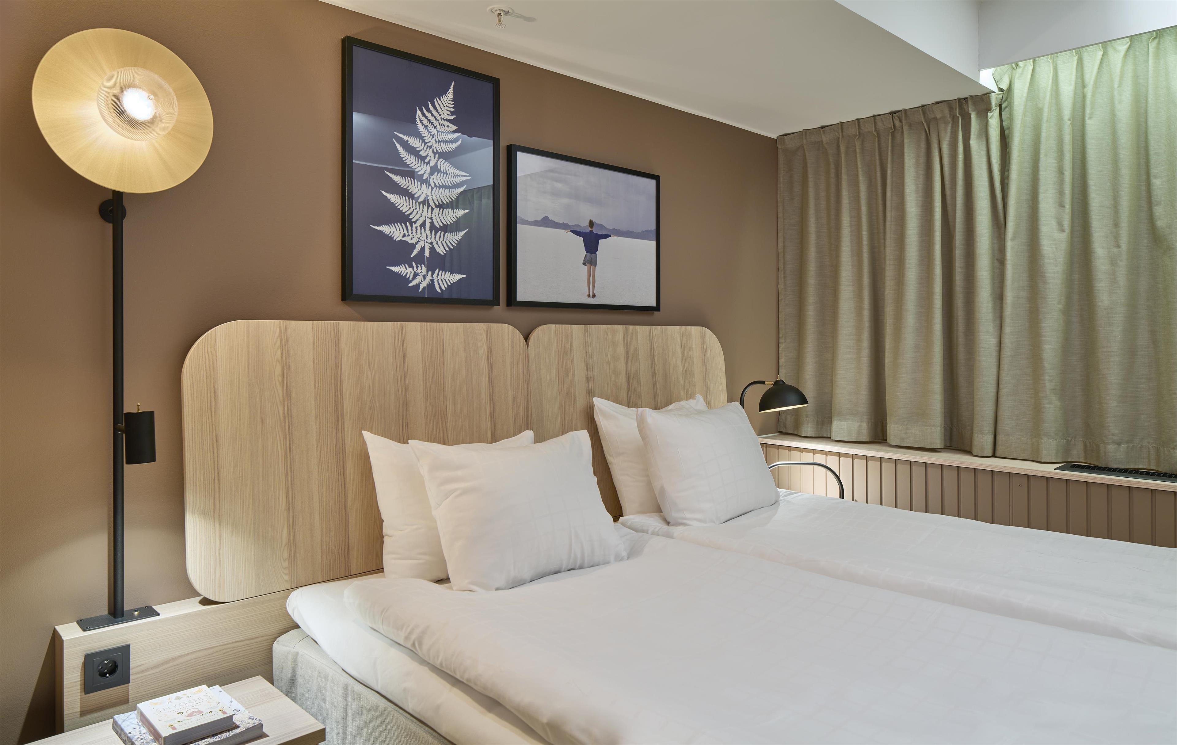 Room, Single, Queen Bed, No Window