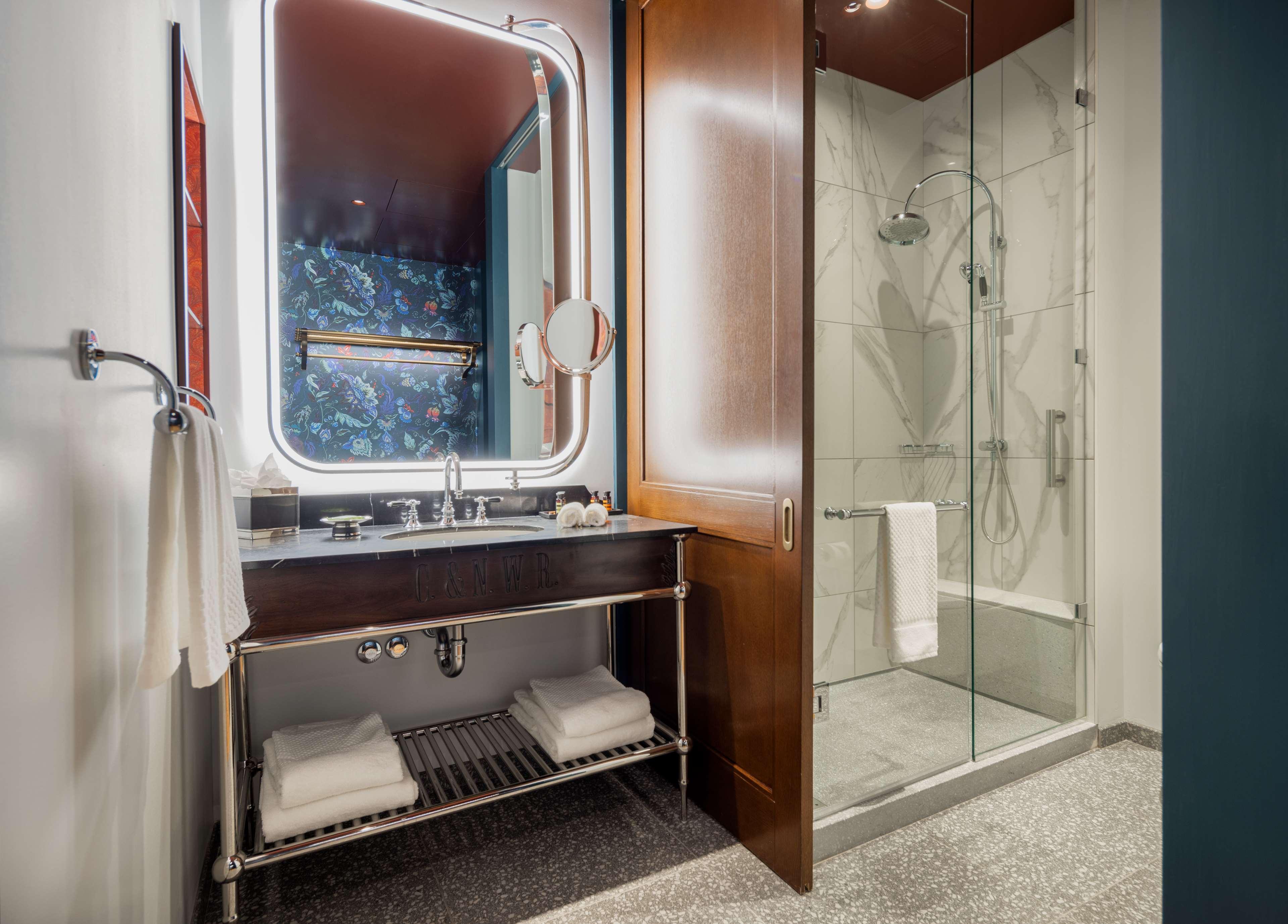 DELUXE, KING BED, LANDMARK VIEW
