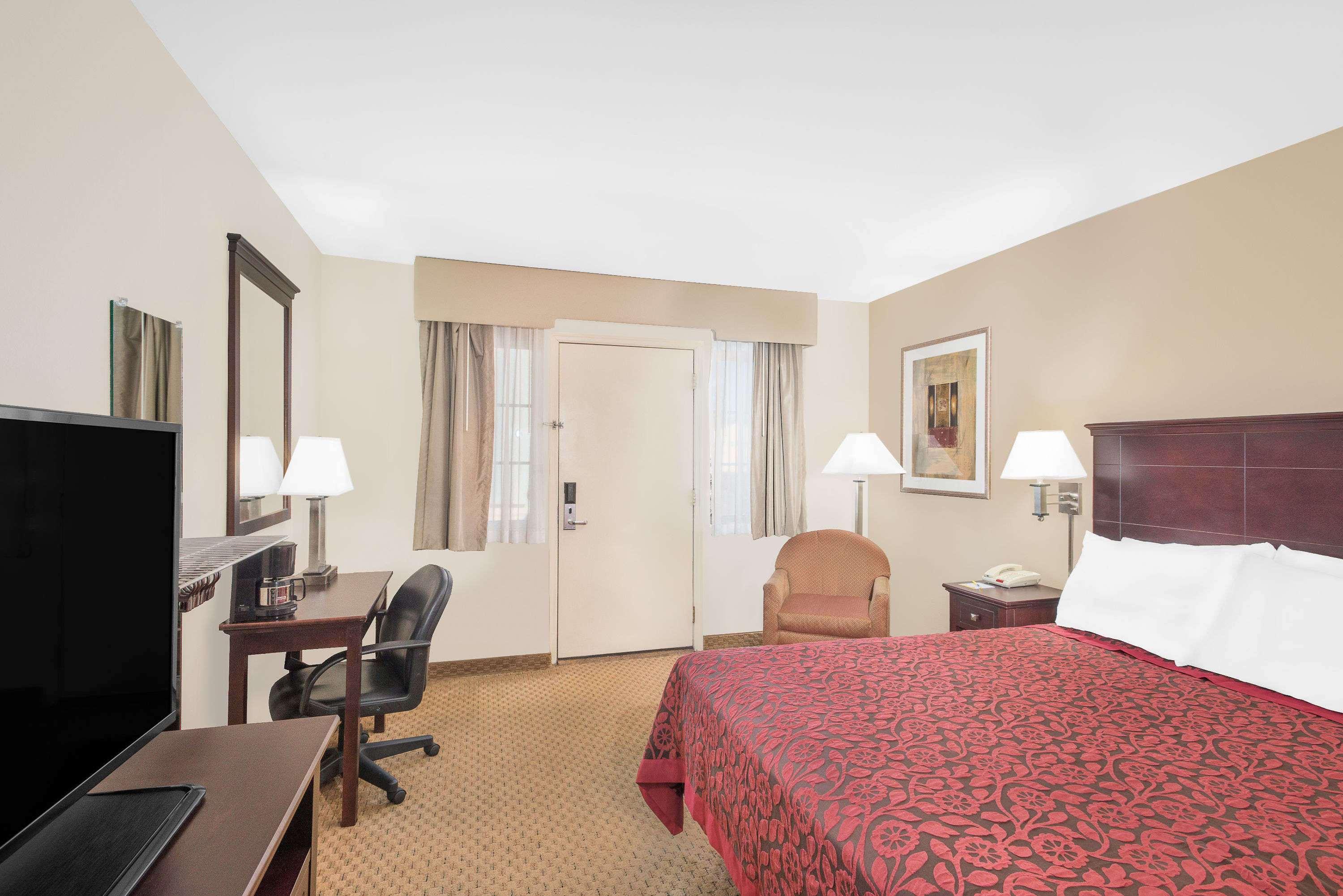 غرفة بسرير كوين للمدخنين لذوي الإعاقة