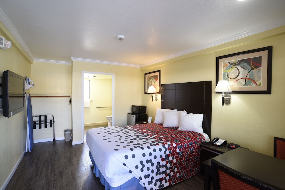 Econo Lodge 15/33