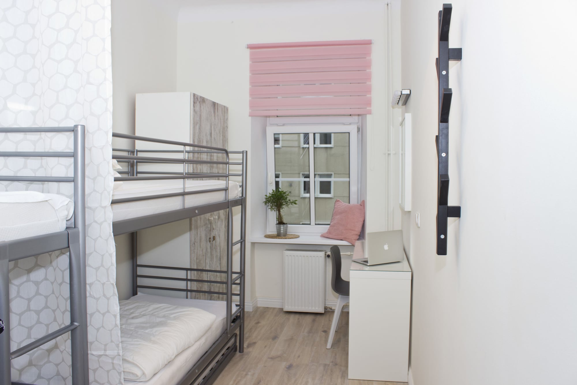 FEMALE DORM, FEMALE ONLY, 4 PEOPLE, SHARED BATHROOM