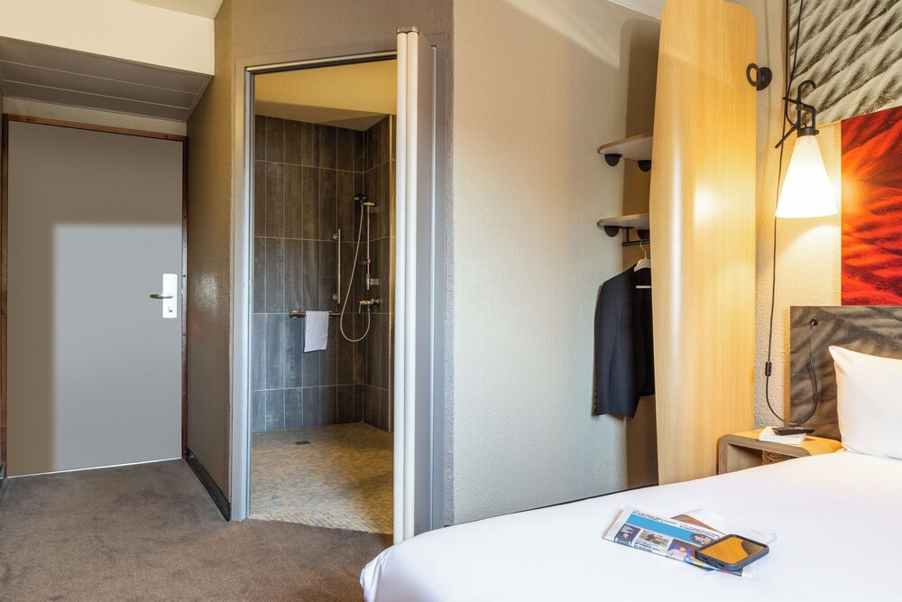 Ibis Massy 24/61
