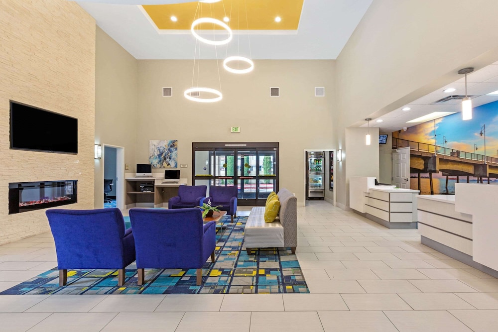 La Quinta Inn & Suites By Wyndham NE Long Beach/Cypress 45/51