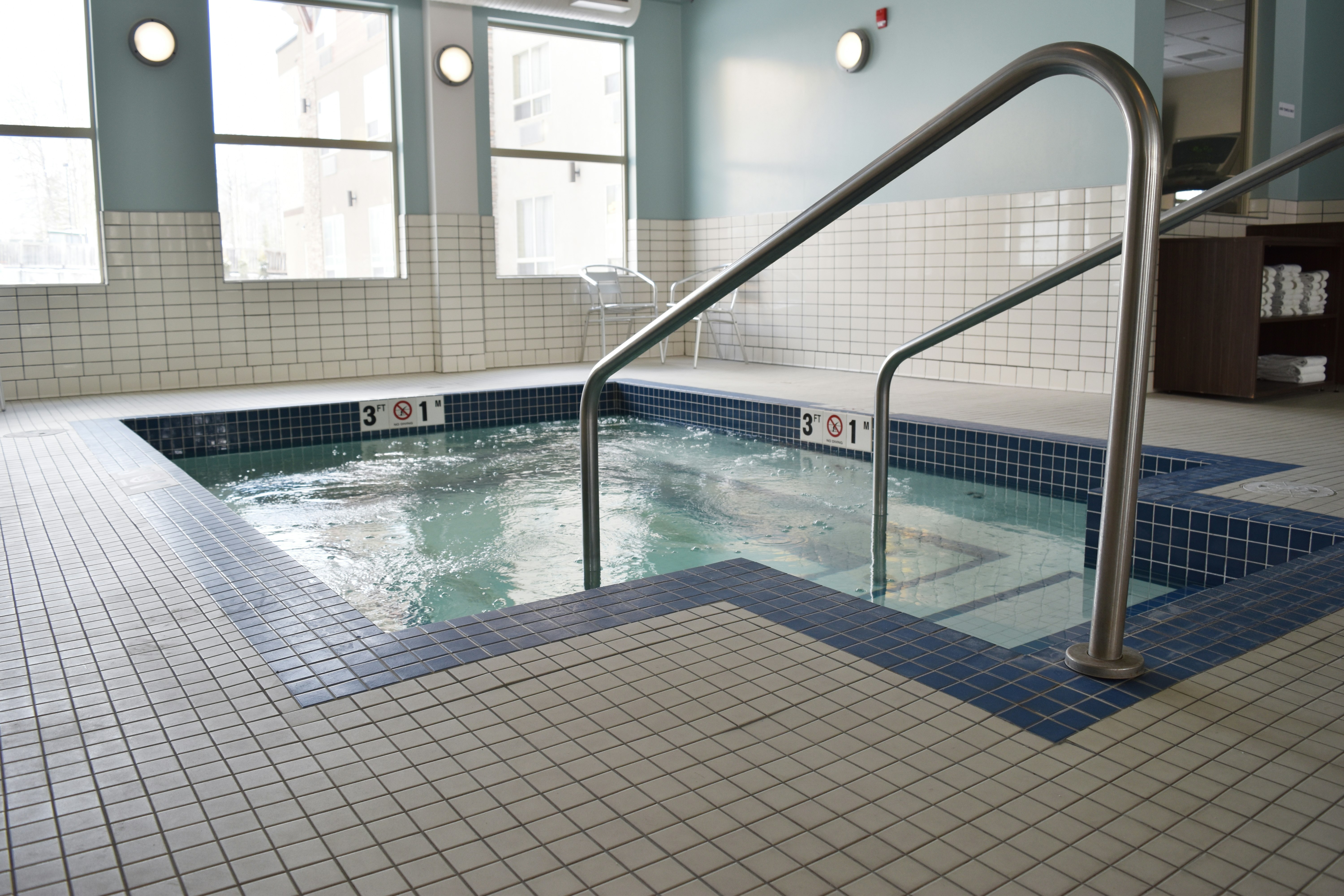 HOLIDAY INN EXPRESS GOLDEN KICKING HORSE 46/75