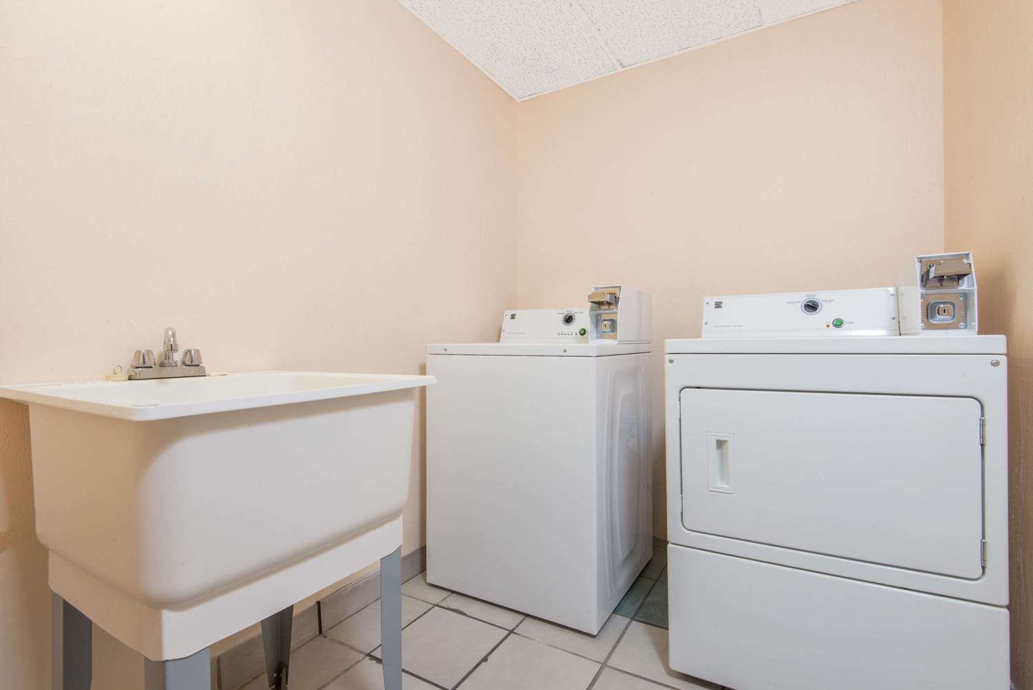 Days Inn By Wyndham Great Bend 2/7