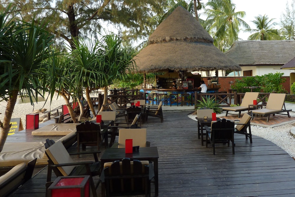 Lanta Castaway Beach Resort 35/50