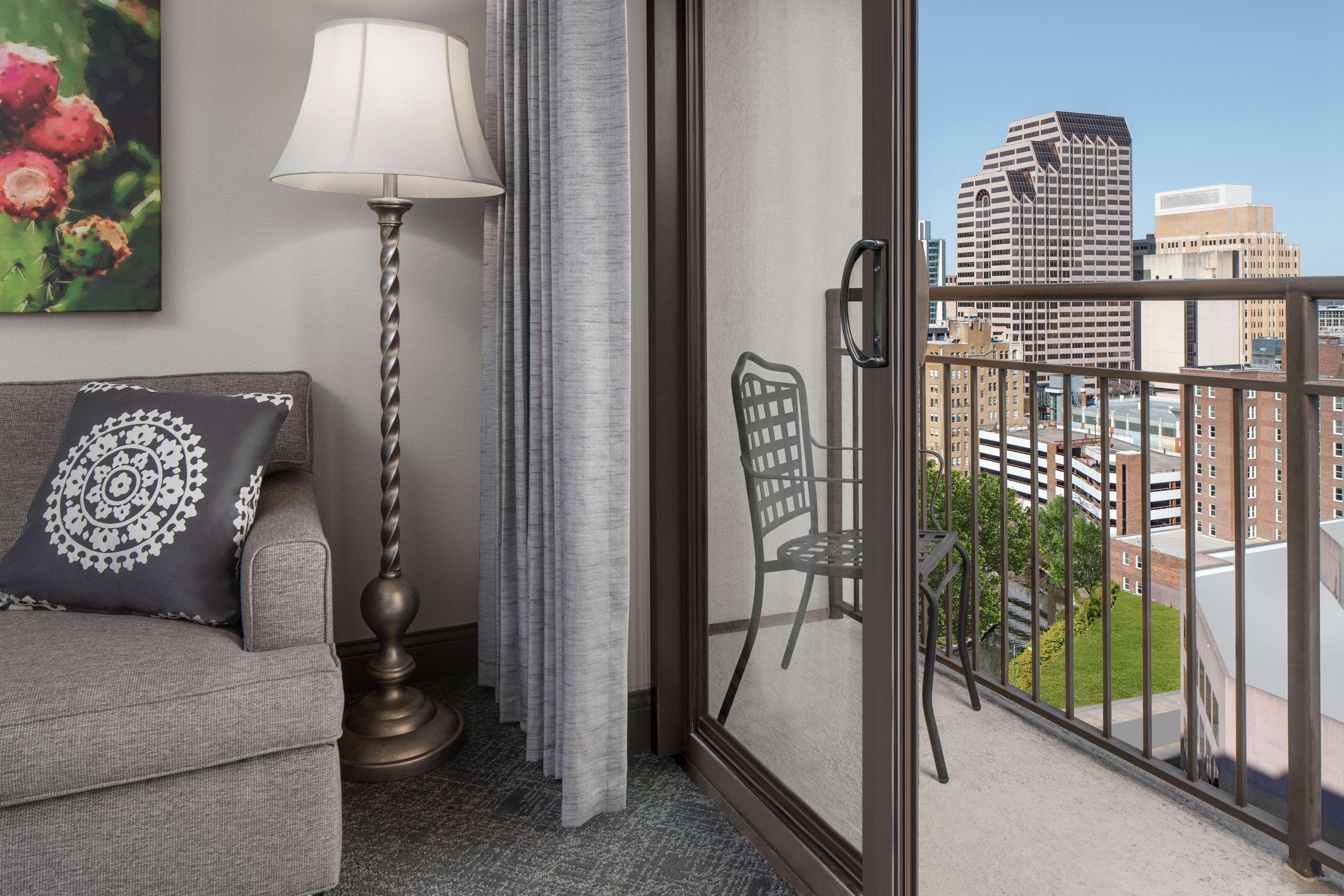 جناح بسرير كينج بإطلالة على النهر بغرفتين، Embassy Suites By Hilton San Antonio Riverwalk Downtown 4/4