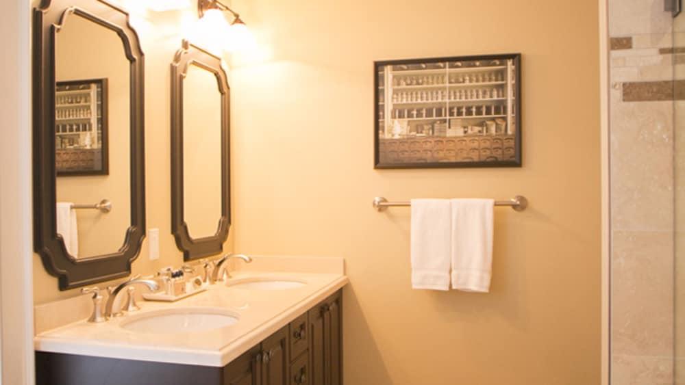 Adjoining, Deluxe, King Bed، 124 on Queen Hotel & Spa 8/8