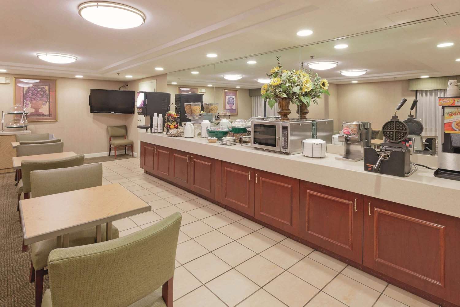 La Quinta Inn and Suites by Wyndham Warwick Providence Airport 20/29