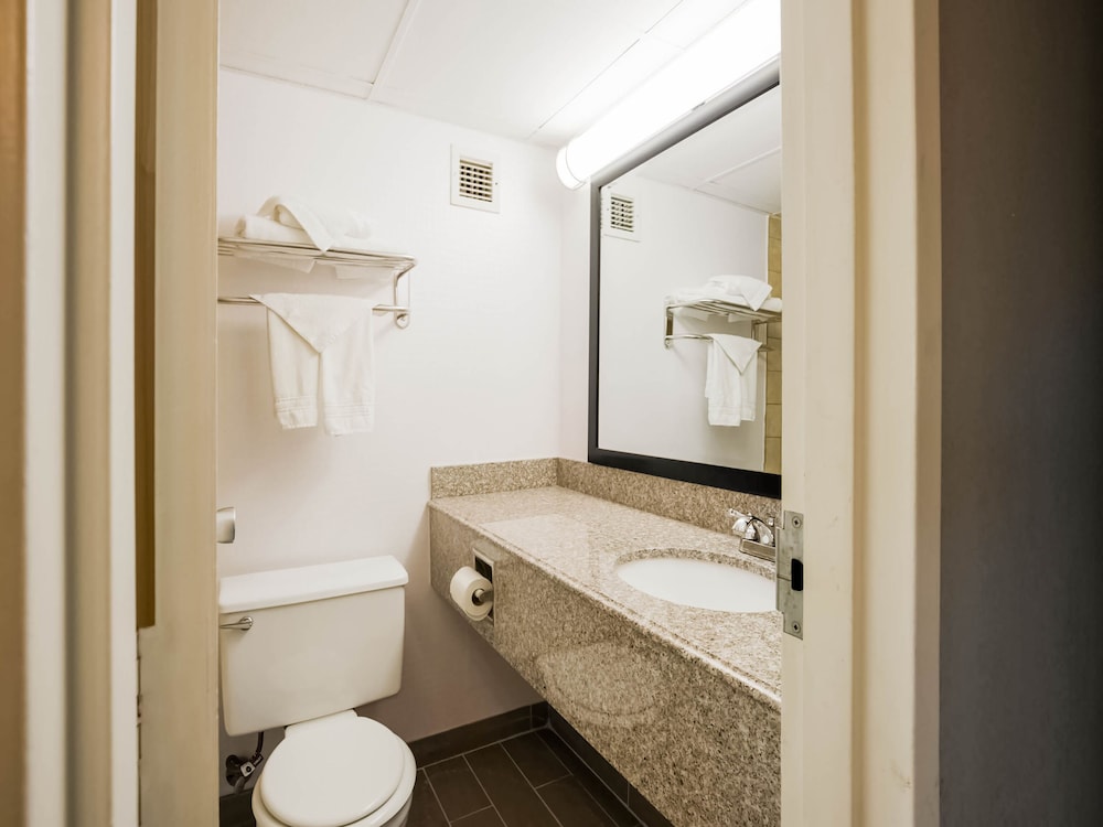 Days Inn by Wyndham Conneaut 43/47