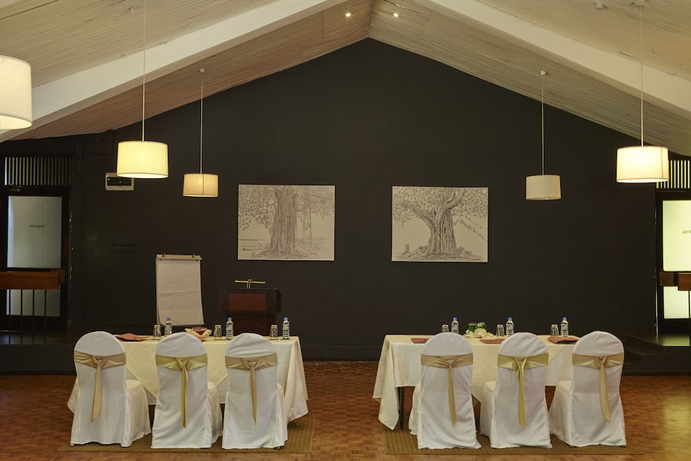 The Lake Hotel 25/50