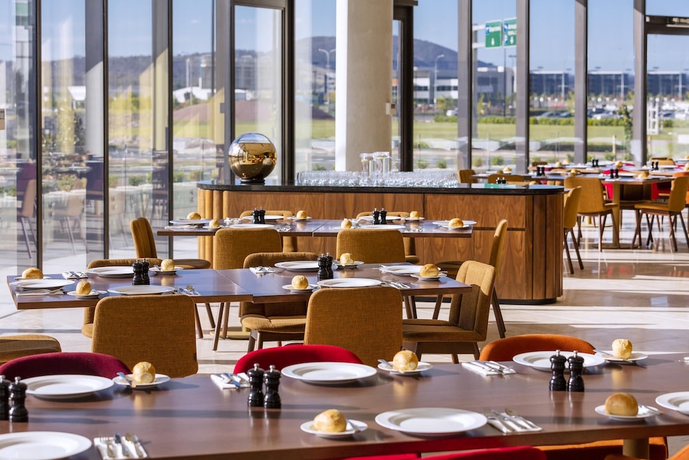 Vibe Hotel Canberra Airport 46/63