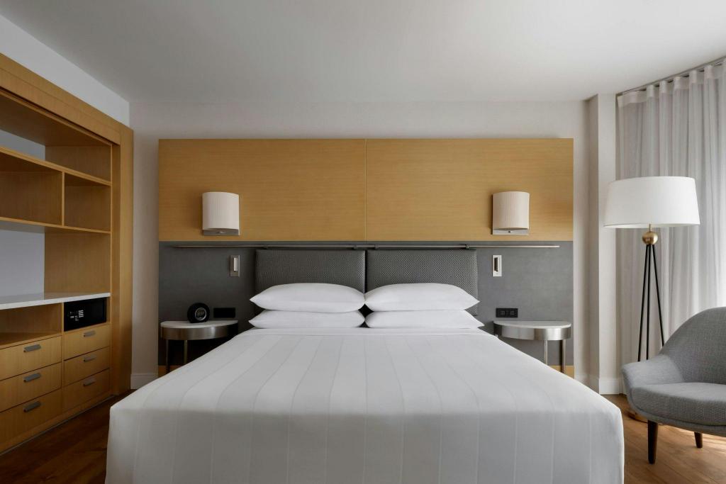 1 Bedroom, Hospitality, Suite, King Bed, Club Lounge Access, Low Floor