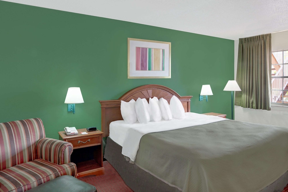 Howard Johnson by Wyndham Ft. Myers FL 7/22