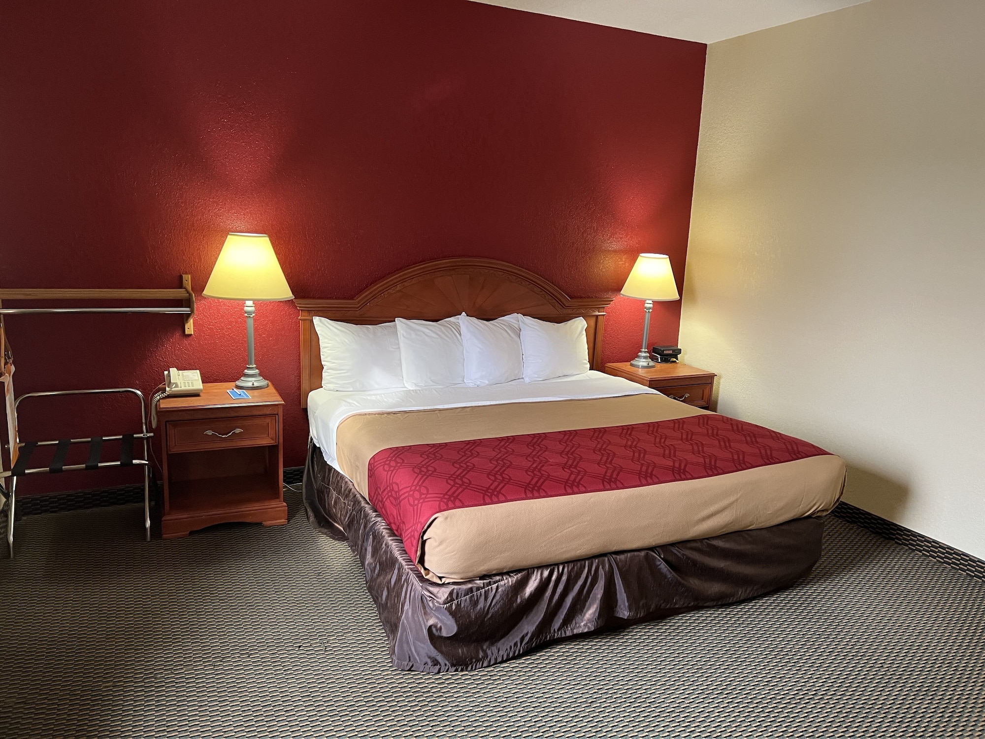 غرفة أساسية مفردة بسرير كينج، Express Inn & Suites 6/7