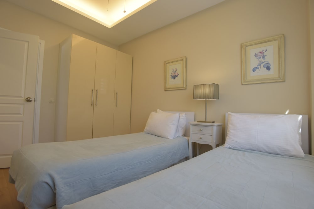 2 BEDROOMS, SUITE