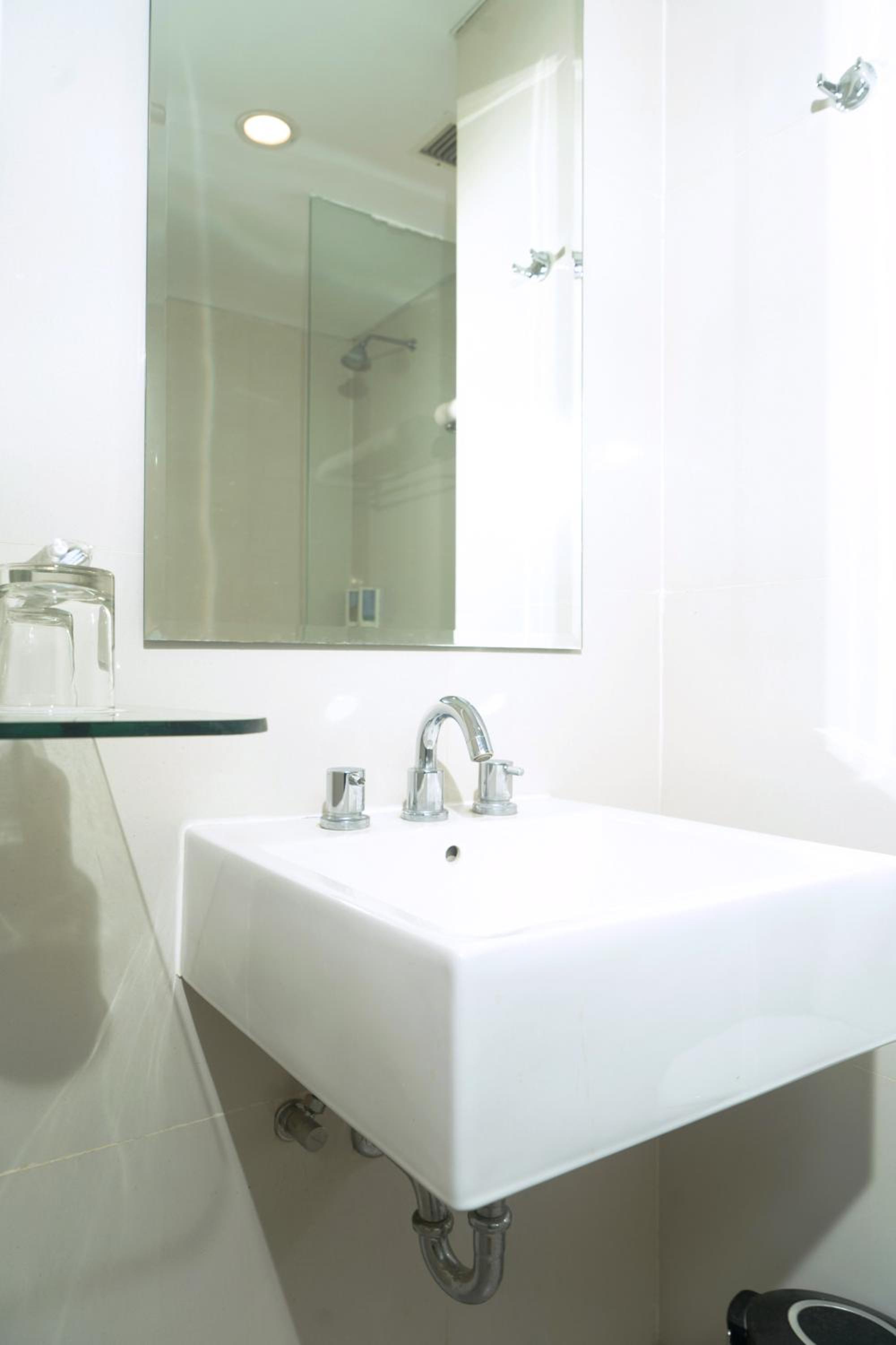 Lynn Hotel Serang 41/43