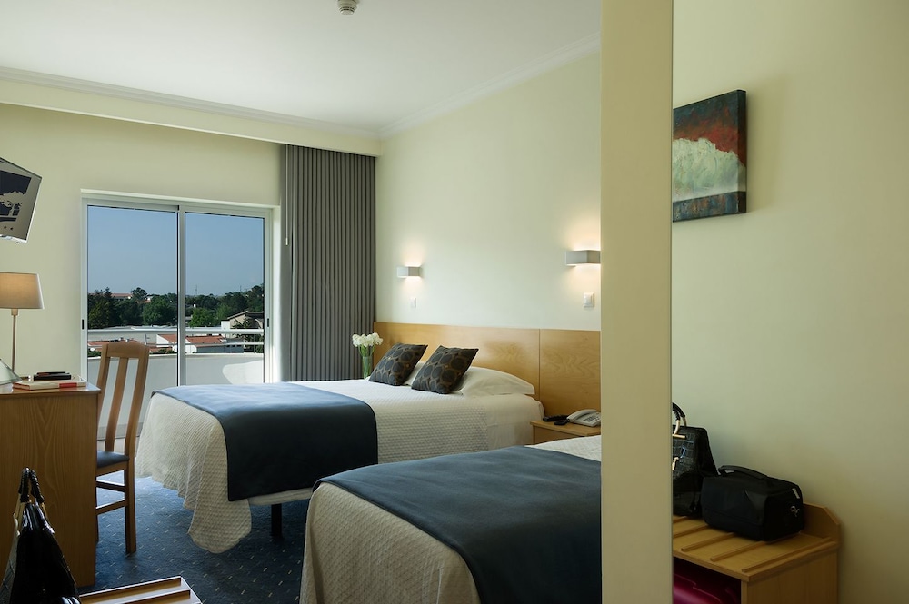ROOM, TRIPLE, MULTIPLE BEDS