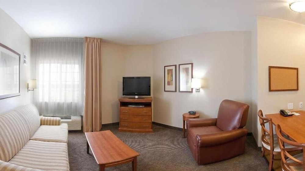 Candlewood Suites DFW South 25/39