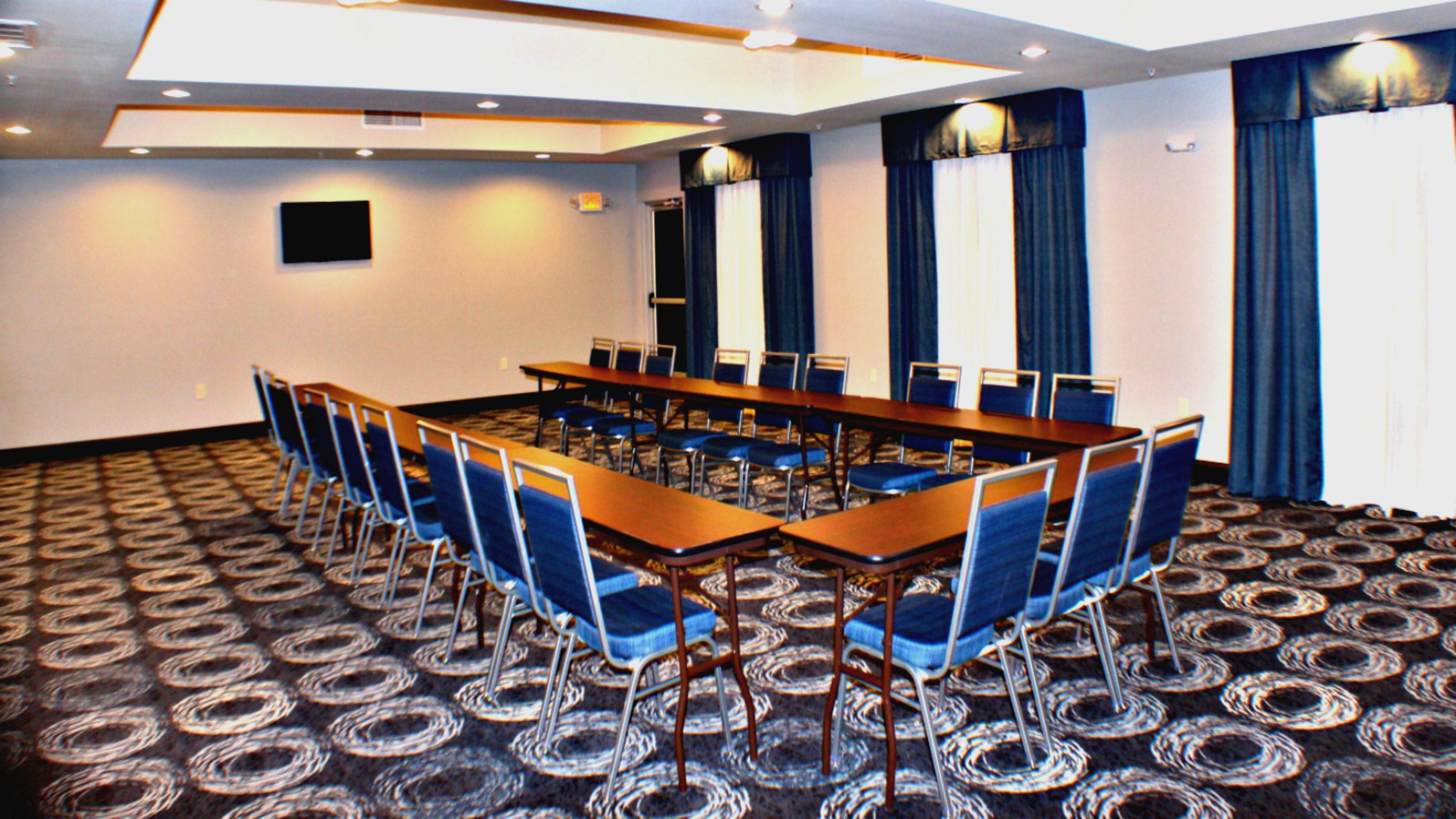 Holiday Inn Express Suites Bonham 32/33