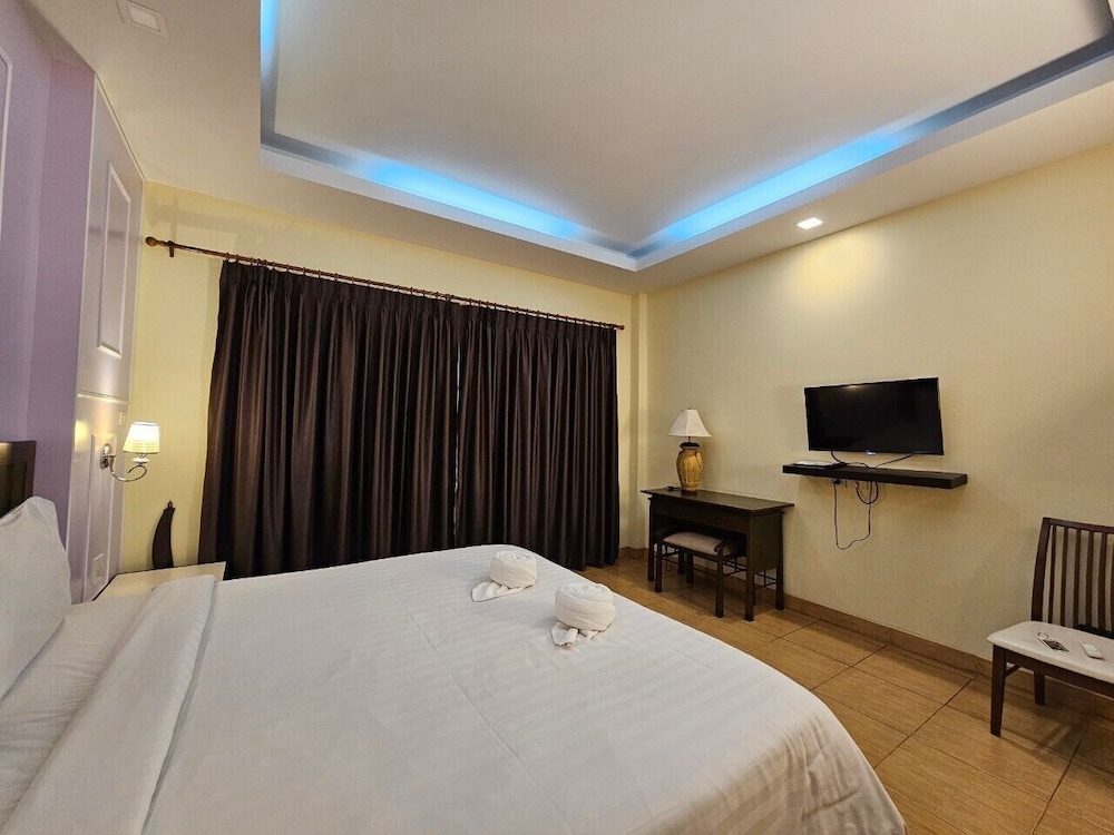 Baan Suksiri Hotel 10/36