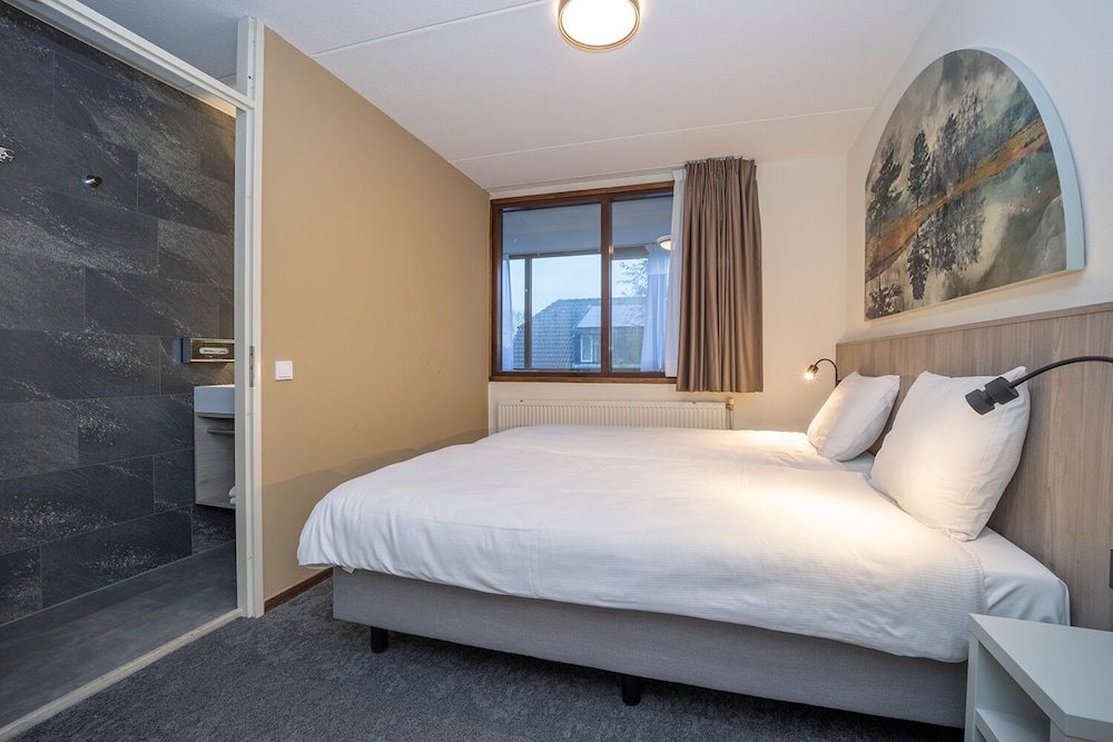 LUXURY, TWIN BEDS