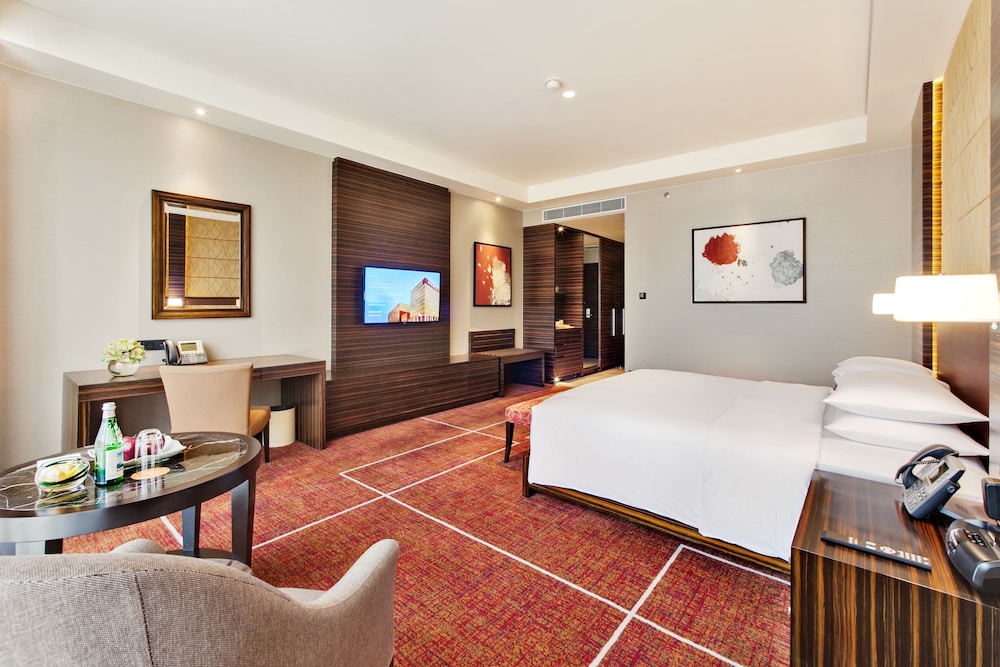 DELUXE, KING BED