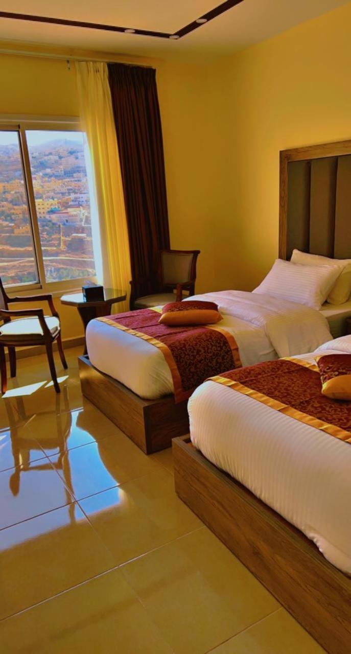 Deluxe, Twin Beds